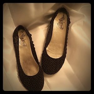 Kenneth Cole's unlisted flats